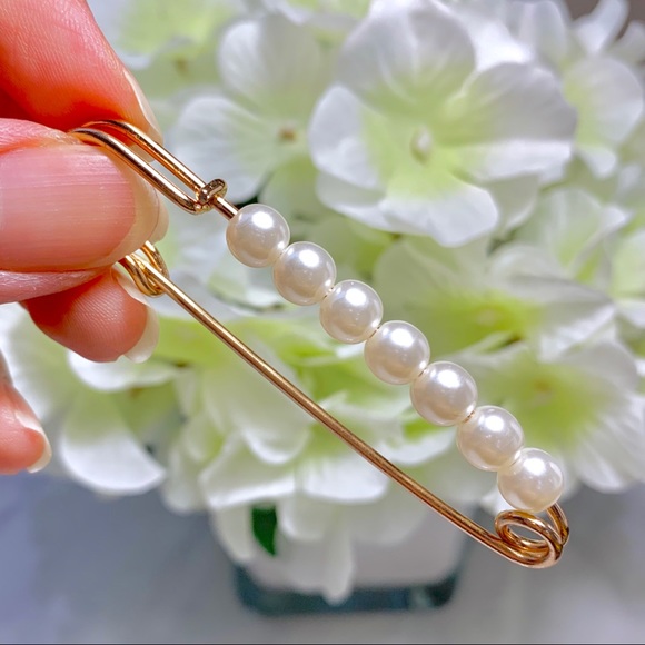 Pearl Safety Pin Brooch - Picture 3 of 4